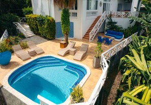 2 outdoor pools, pool loungers