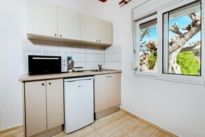 Fridge, oven, stovetop, coffee/tea maker