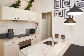 Een koelkast, een magnetron, een oven, een kookplaat