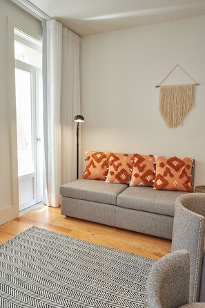 Smart TV - Boutique Rentals- Flores Classic w/balcony (Porto)