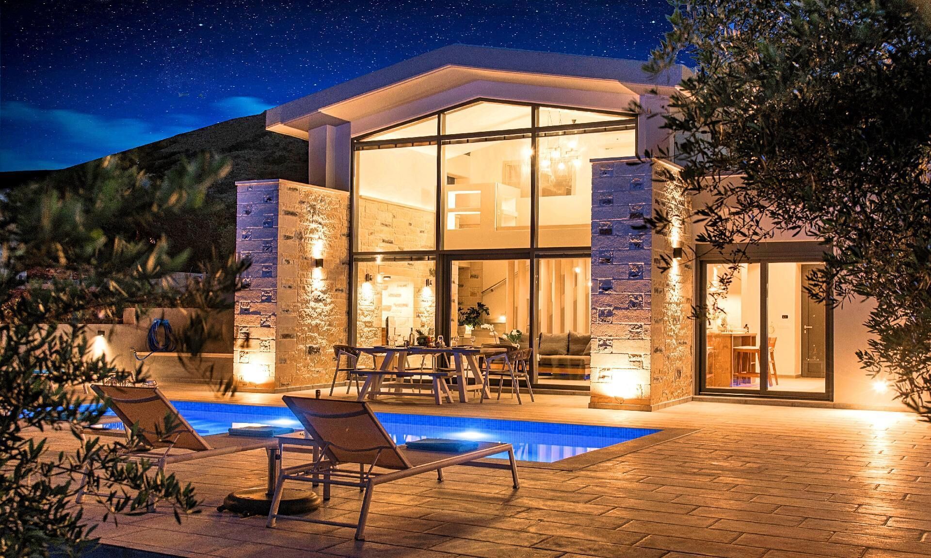 Beheizter Pool, Liegestühle