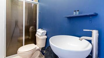 Shower, free toiletries