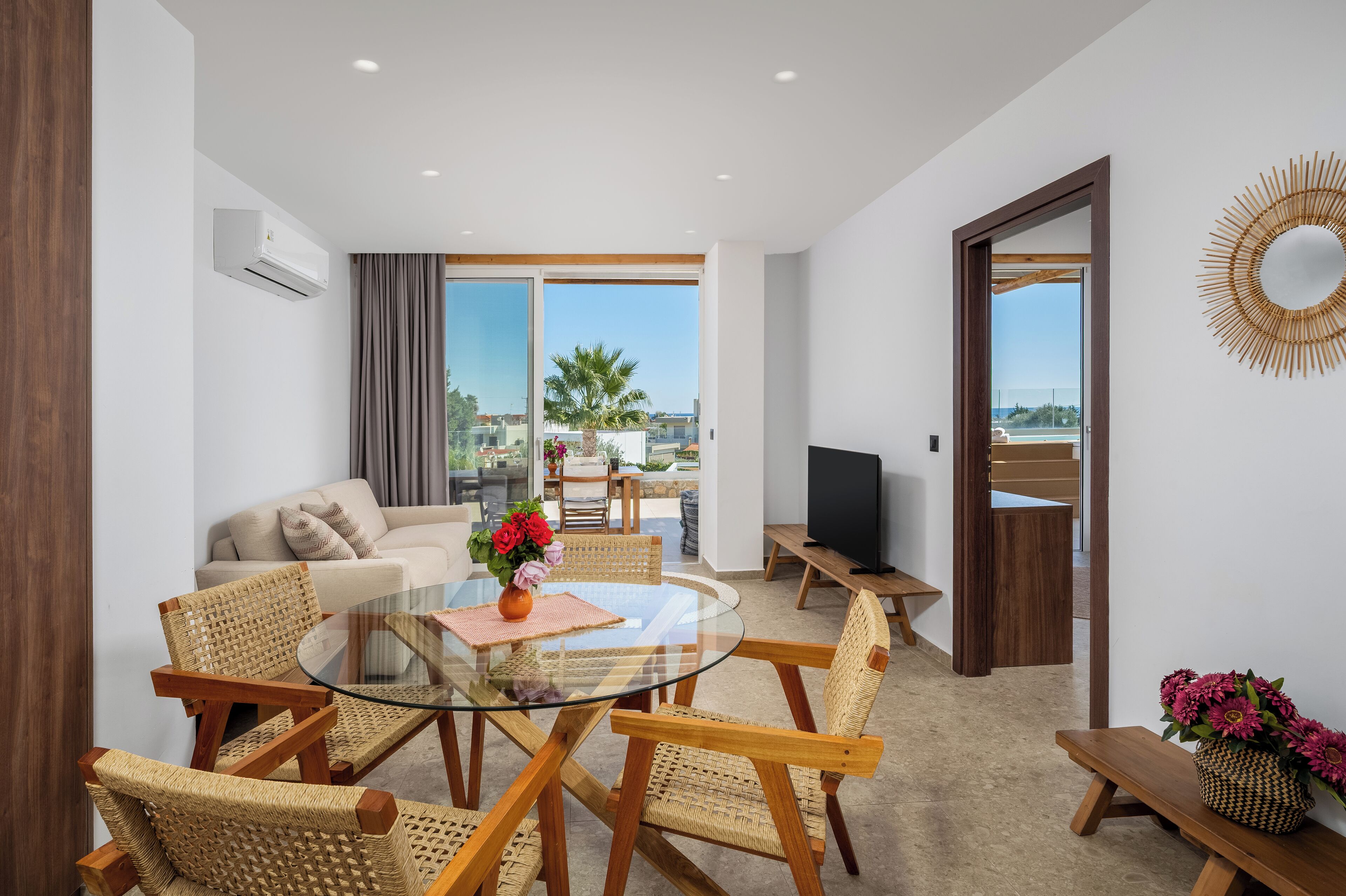 Luxe resortwoning | Woonruimte | Een 43-inch smart-tv met digitale zenders en een televisie