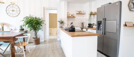 Réfrigérateur, micro-ondes, four, lave-vaisselle