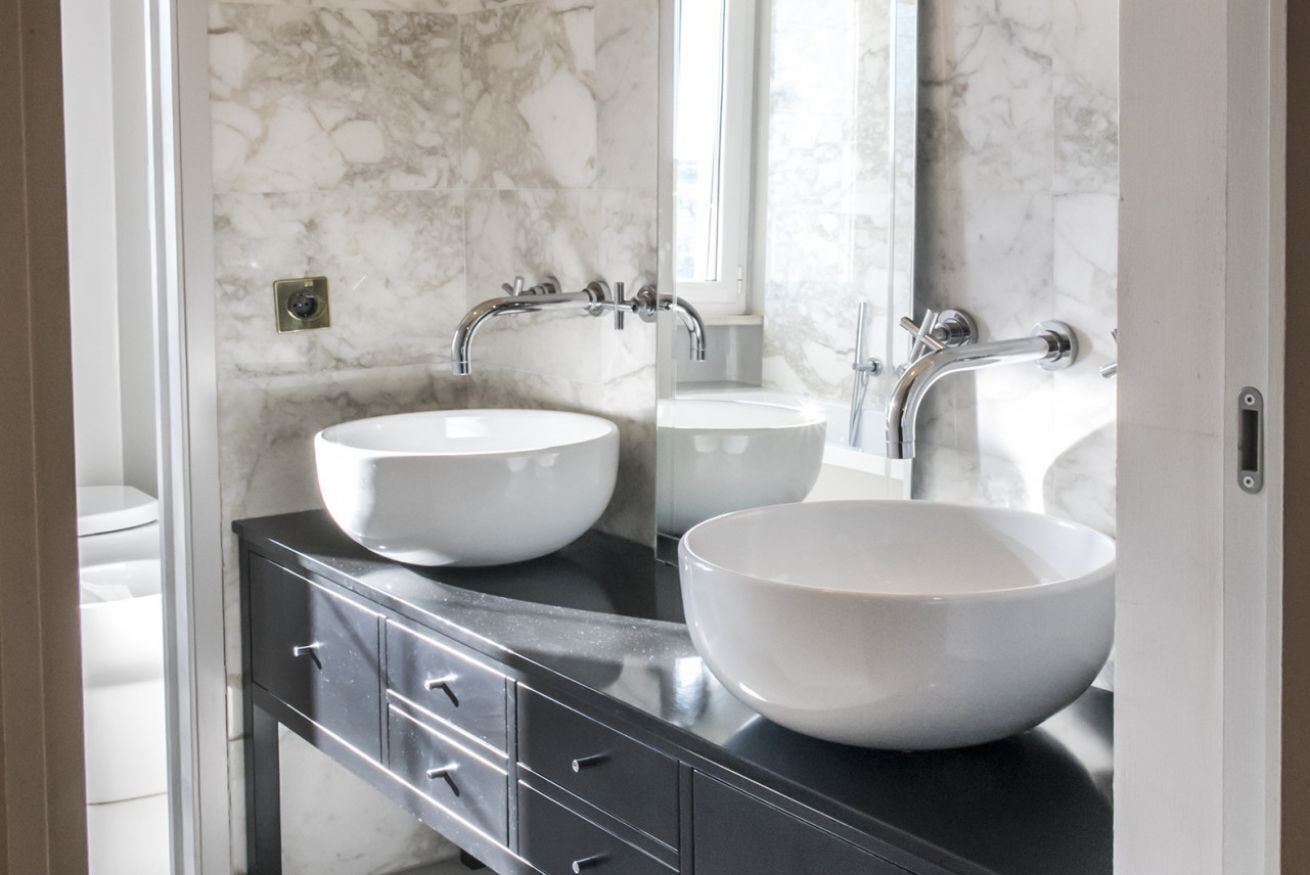 Kombination af bruser/badekar, bidet, håndklæder