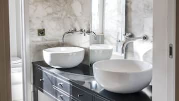 Combinazione doccia/vasca, bidet, asciugamani
