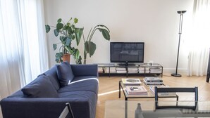 A modern living room with a sofa, a coffee table, a TV, and a bookshelf. - N247 - Numana, wonderful four-room apartment in a strategic position (Maratta)