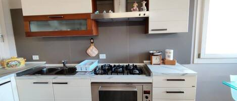 ثلاجة، ميكروويف، فرن، موقد طهي مسطح