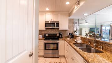 Een koelkast, een magnetron, een oven, een kookplaat