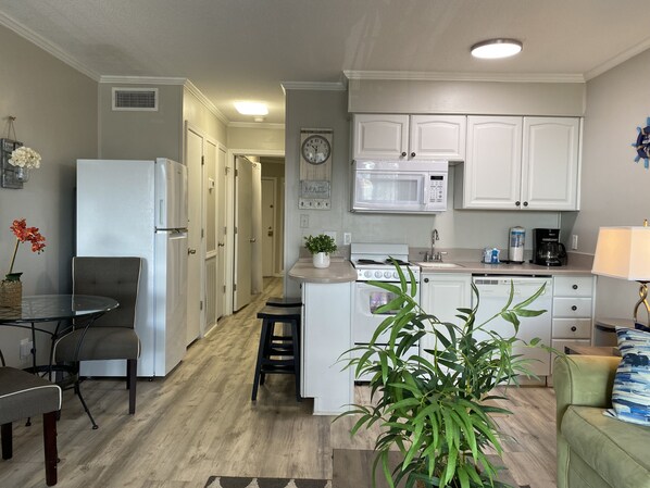 Refrigerador, microondas, parrilla de estufa y lavavajillas 