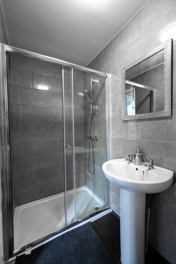 Estudio básico, baño en la habitación, vista al jardín | Baño