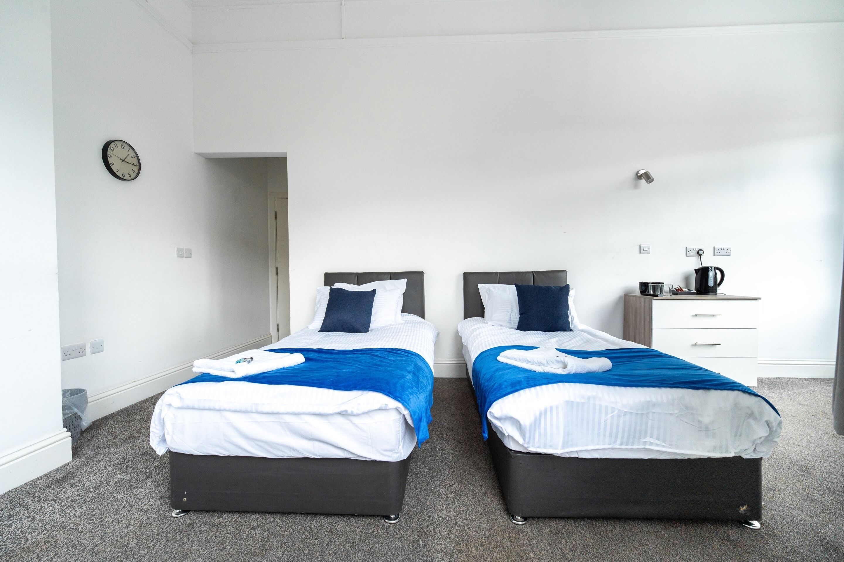 Comfort-Zweibettzimmer, mit Bad, Stadtblick