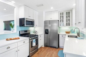 Fridge, microwave, oven, stovetop - Blue Sky Cottage in Seagrove Beach (Santa Rosa Beach)