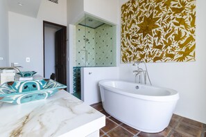 Badewanne, Whirlpool, Haartrockner, Handtücher