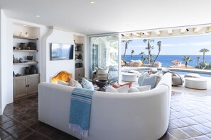 Una Smart TV, una chimenea