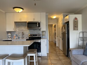 Refrigerador, microondas, parrilla de estufa y lavavajillas 