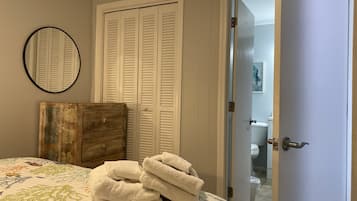 1 bedroom, desk, Internet, alarm clocks