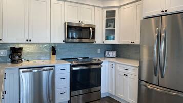 Fridge, microwave, stovetop, dishwasher