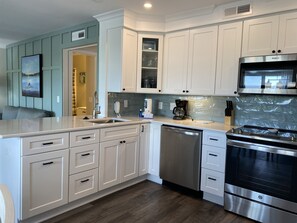 Fridge, microwave, stovetop, dishwasher