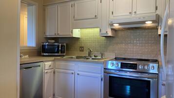 KĂŒhlschrank, Mikrowelle, Herdplatte, GeschirrspĂŒler