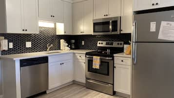 KylskÄp, mikrovÄgsugn, spishÀll och diskmaskin