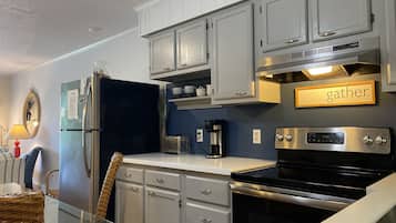 Kühlschrank, Mikrowelle, Herdplatte, Geschirrspüler