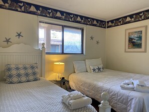 2 bedrooms, desk, Internet