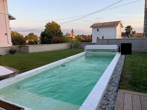 Een buitenzwembad en een verwarmd zwembad