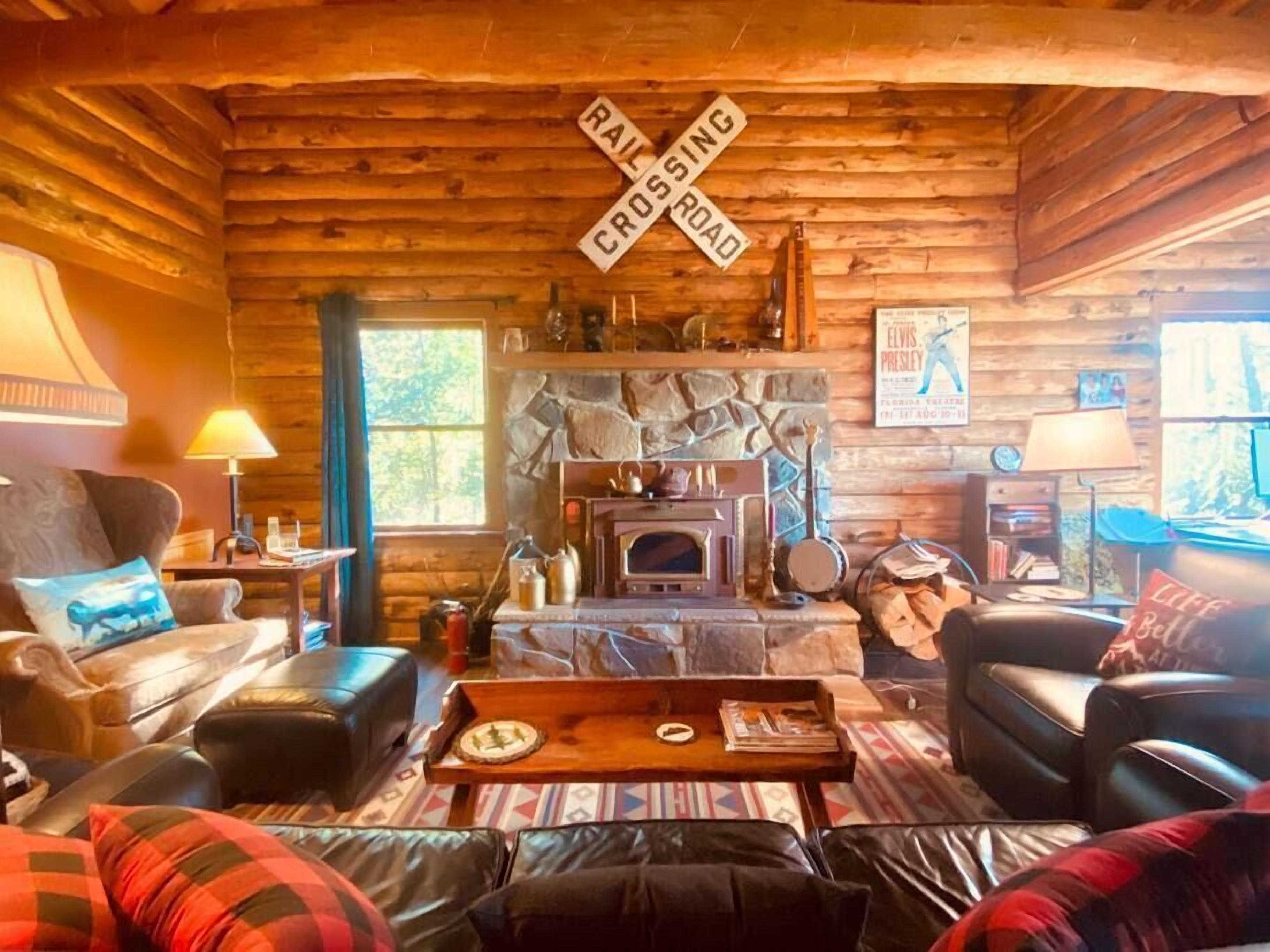 This cabin is a 2 bedroom(s), 1 bathrooms, located in Paw Paw, WV.