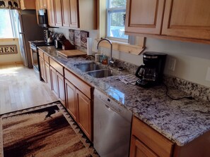 Kylskåp, mikrovågsugn, ugn och spishäll