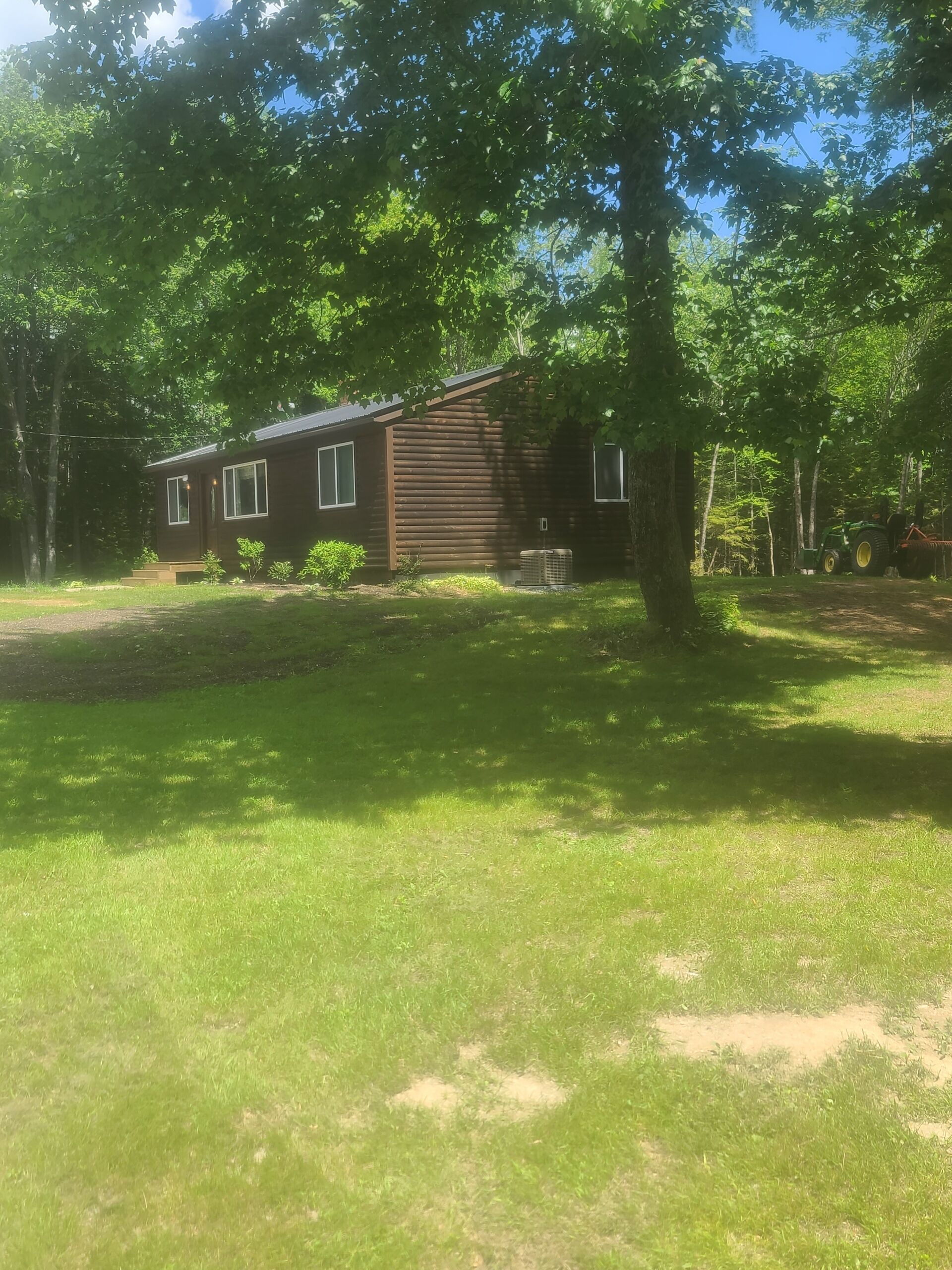 Left side of the cabin with a big Ole tree to give ya some shade on the hot days