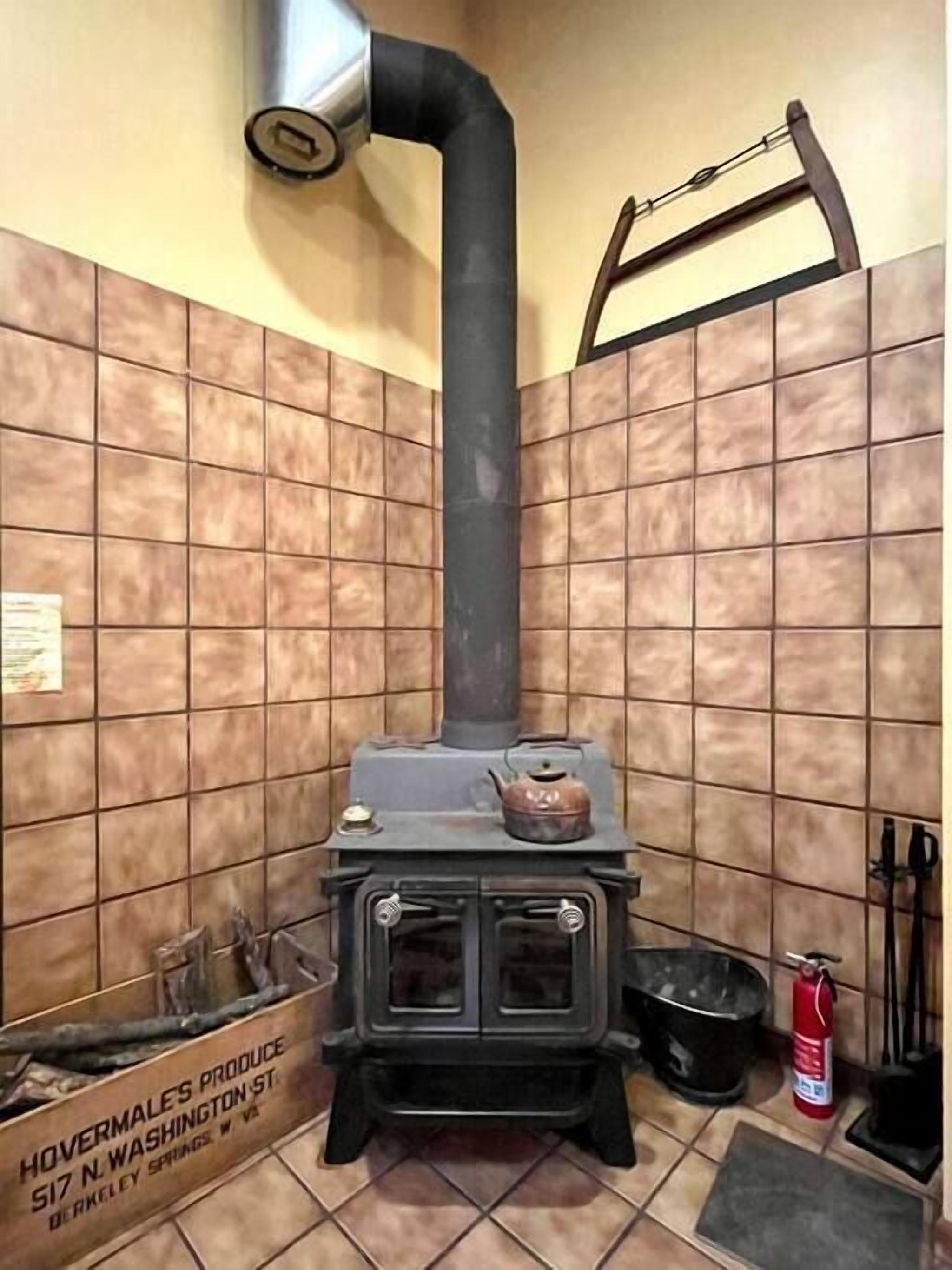 Escape to the Woods & stay in this gorgeous 4 bdr, 3 bth, Mountain cabin