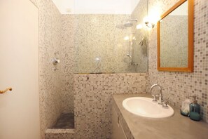 Tina, bidet, toallas