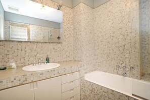 Badewanne, Bidet, Handtücher
