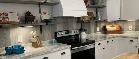 冰箱、微波炉、烤箱、炉灶