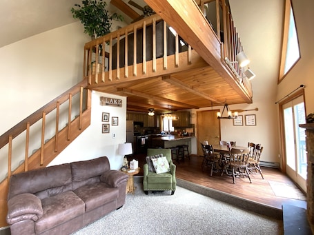 Smart TV, fireplace, DVD player, table football. Pet friendly Arrowhead Lake chalet