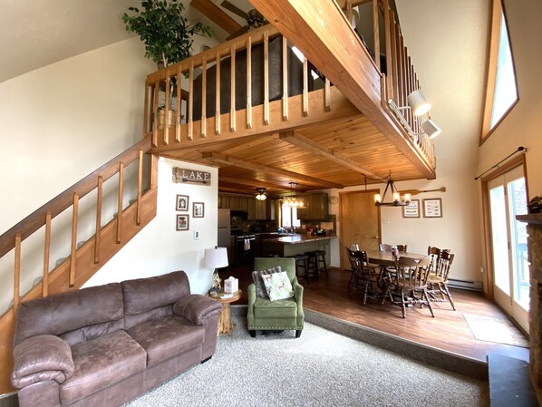 Smart TV, fireplace, DVD player, foosball - Pet friendly Arrowhead Lake chalet (Pocono lake)