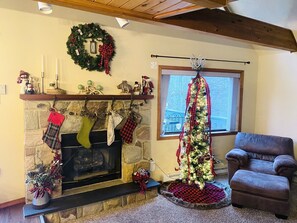 Interior - Pet friendly Arrowhead Lake chalet (Pocono lake)