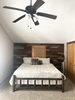 3 bedrooms, travel cot, free WiFi, bed sheets - Pet friendly Arrowhead Lake chalet (Pocono lake)