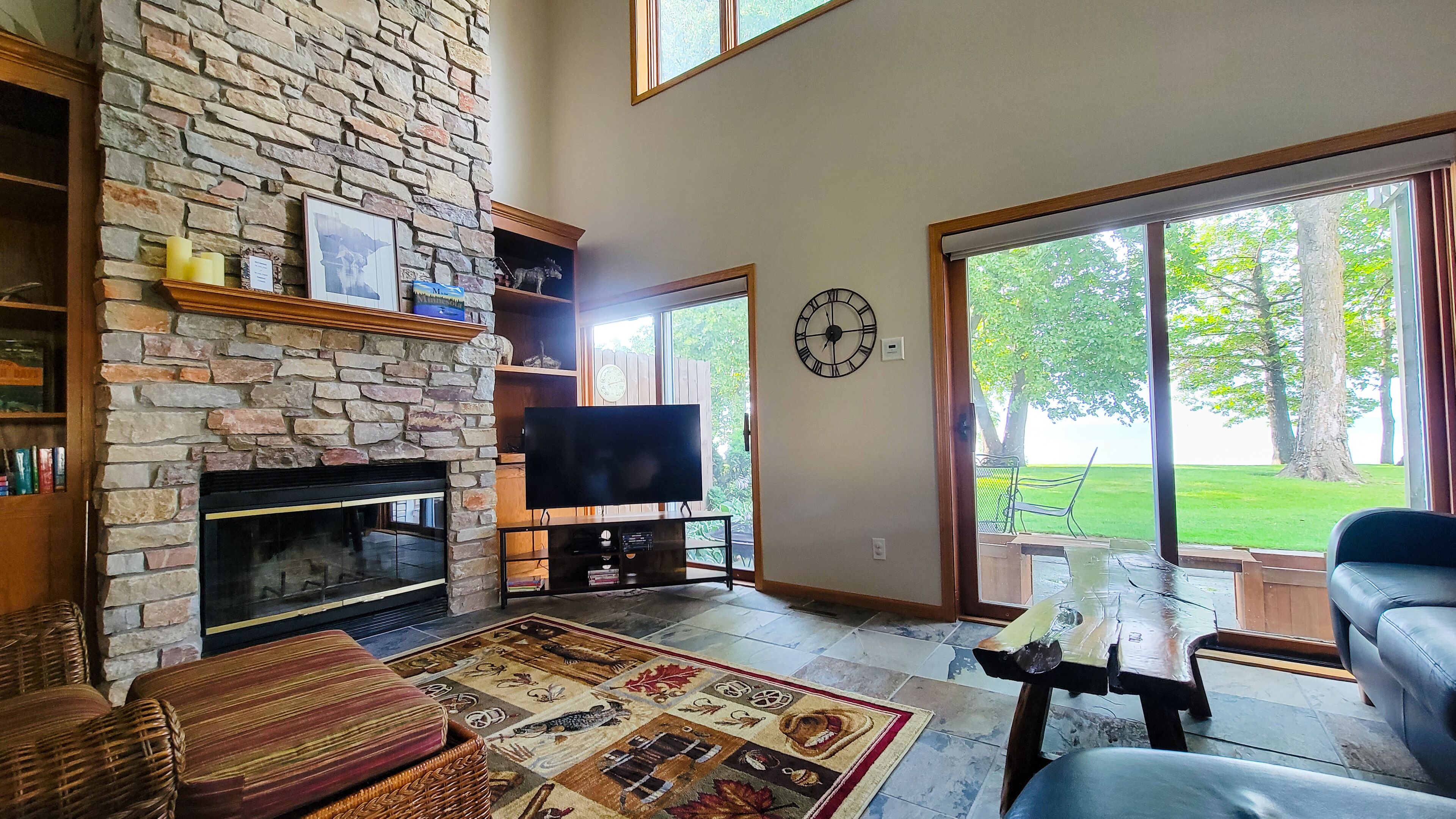 Peaceful end-unit with panoramic lake views! Perfect for all seasons!