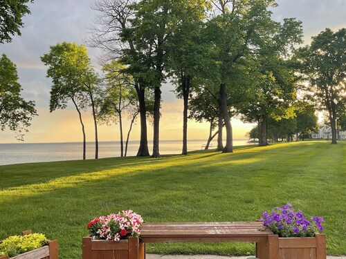 Peaceful End-Unit With Panoramic Lake Views! Perfect For All Seasons!