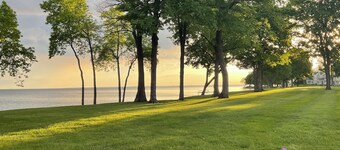 Peaceful End-Unit With Panoramic Lake Views! Perfect For All Seasons!