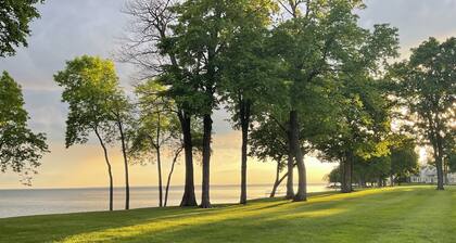 Peaceful End-Unit With Panoramic Lake Views! Perfect For All Seasons!