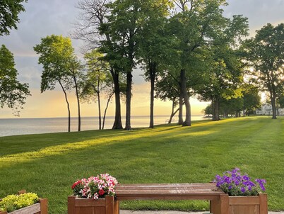 Peaceful End-Unit With Panoramic Lake Views! Perfect For All Seasons!