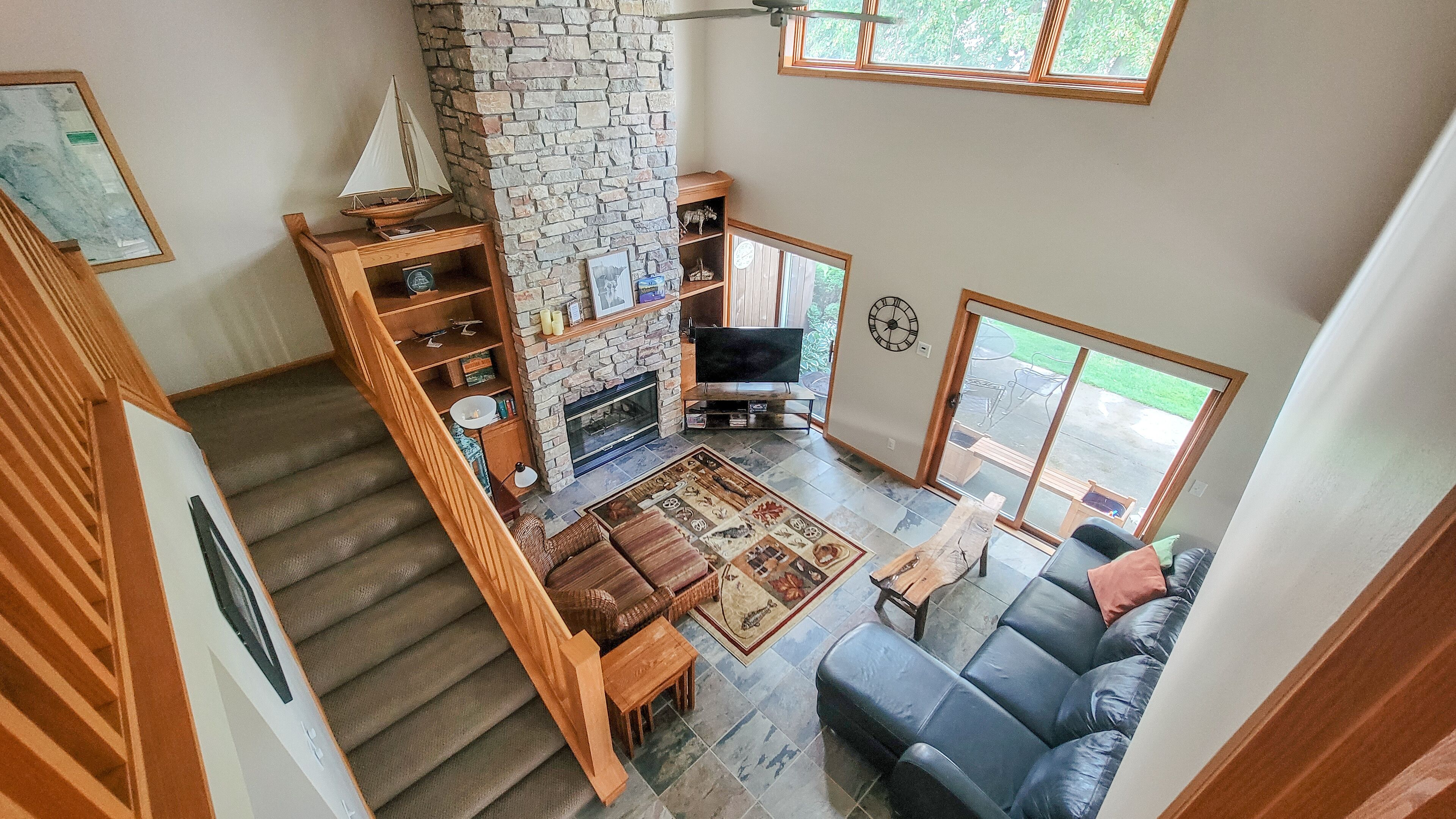 Älytelevisio, takka, DVD-soitin, kirjoja