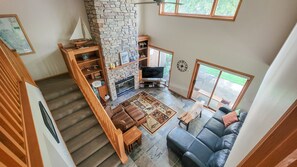 TV connectée, cheminée, lecteur de DVD, livres