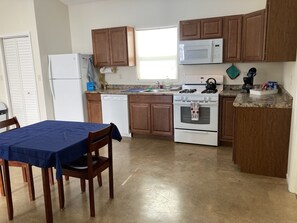 Fridge, microwave, oven, stovetop - Comfy bed in a house just 5 minutes from downtown CoMo! (Columbia)
