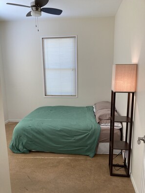 1 bedroom, free WiFi, bed sheets, wheelchair access - Comfy bed in a house just 5 minutes from downtown CoMo! (Columbia)
