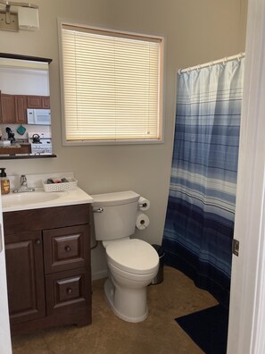 Combinazione doccia/vasca, asciugacapelli, asciugamani, sapone