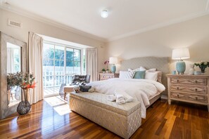 5 bedrooms, desk, travel cot, free WiFi